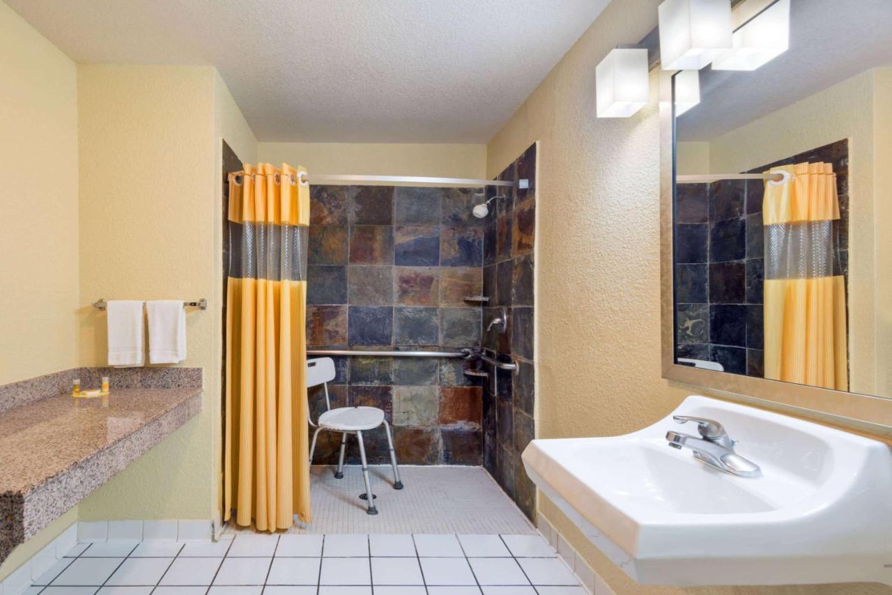 Days Inn By Wyndham Near Seaworld San Antonio Kültér fotó