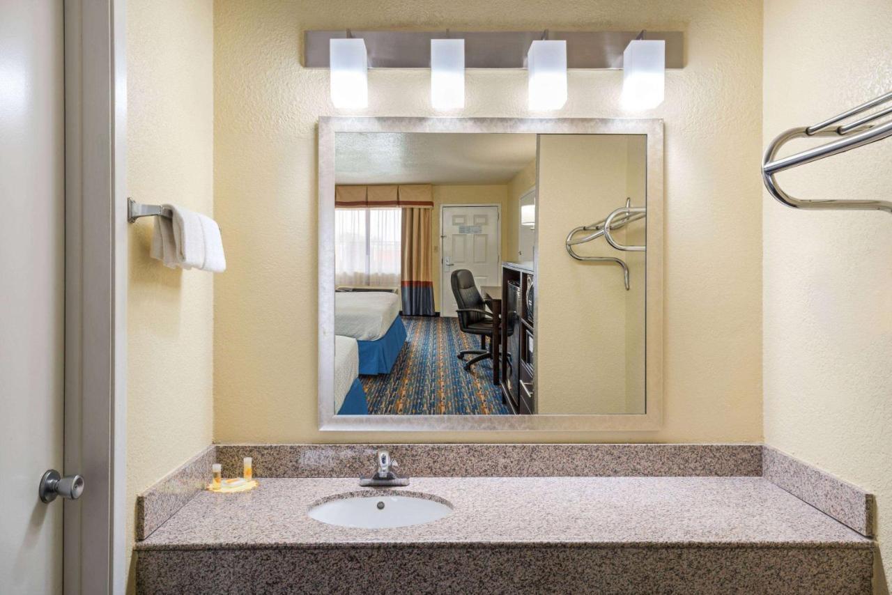 Days Inn By Wyndham Near Seaworld San Antonio Kültér fotó